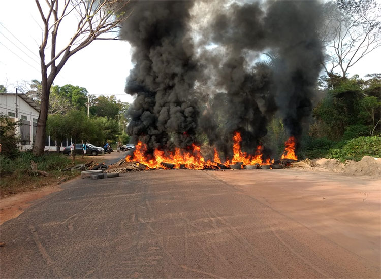 Moradores bloqueiam a PI-112 na zona Leste de Teresina